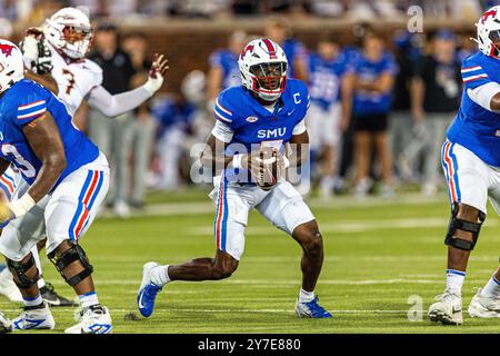 Dallas, Texas, États-Unis. 28 septembre 2024. Kevin Jennings (7 ans), quarterback des Mustangs méthodistes du Sud, en action pendant le match entre les Seminoles de Floride et les Mustangs SMU au stade Gerald J. Ford de Dallas, Texas. (Crédit image : © Dan Wozniak/ZUMA Press Wire) USAGE ÉDITORIAL SEULEMENT! Non destiné à UN USAGE commercial ! Banque D'Images