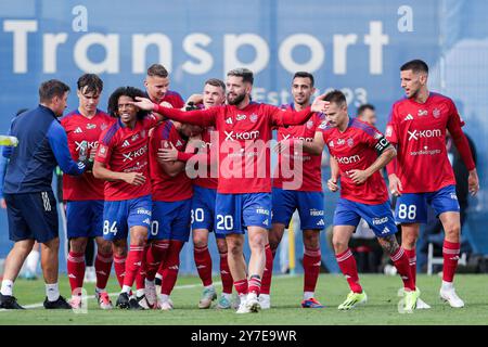 Czestochowa, Pologne. 28 septembre 2024. Les joueurs de Rakow Czestochowa célèbrent après avoir marqué un but lors du match de football de la Ligue polonaise PKO BP Ekstraklasa 2024/2025 entre Rakow Czestochowa et Puszcza Niepolomice au stade Municipal. Score final : Rakow Czestochowa 2:0 Puszcza Niepolomice. Crédit : SOPA images Limited/Alamy Live News Banque D'Images