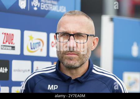 Czestochowa, Pologne. 28 septembre 2024. L'entraîneur Marek Papszun de Rakow Czestochowa vu lors du match de football de la Ligue polonaise PKO BP Ekstraklasa 2024/2025 entre Rakow Czestochowa et Puszcza Niepolomice au stade Municipal. Score final : Rakow Czestochowa 2:0 Puszcza Niepolomice. Crédit : SOPA images Limited/Alamy Live News Banque D'Images