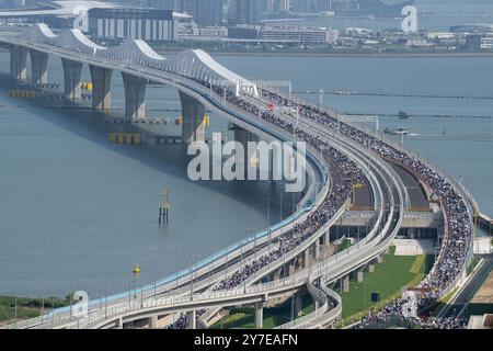 Pékin, Chine. 29 septembre 2024. Les gens participent à une marche de puissance sur le pont de Macao pour célébrer l'inauguration du pont de Macao à Macao, dans le sud de la Chine, le 29 septembre 2024. Crédit : Cheong Kam Ka/Xinhua/Alamy Live News Banque D'Images