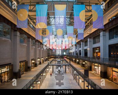 Intérieur de la centrale électrique de Battersea, magasins dans l'ancien hall de turbine Banque D'Images