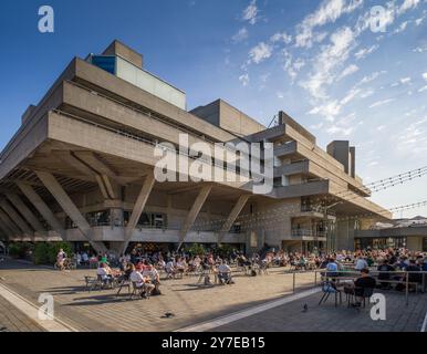 Le National Theatre est un lieu d'arts de la scène à Londres, conçu dans un style architectural brutaliste Banque D'Images