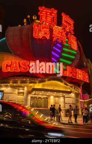 Casino Lisboa Neon Sign lumières sous la pluie, avec paysage de rue de Macao Banque D'Images