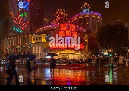 Casino Lisboa Neon Sign lumières sous la pluie, avec paysage de rue de Macao Banque D'Images