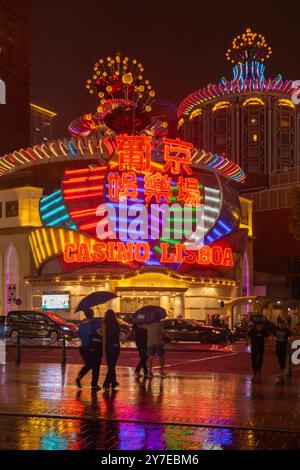 Casino Lisboa Neon Sign lumières sous la pluie, avec paysage de rue de Macao Banque D'Images