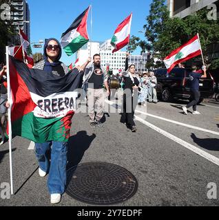 29 septembre 2024, Hands Off Lebanon, Los Angeles, California Pershing Square, des manifestations ont eu lieu dans diverses villes américaines, notamment à New York et Washington, D.C. et Los Angeles, Californie, où les manifestants ont appelé à la fin du soutien militaire américain à Israël. Ils portaient des banderoles avec des messages comme « Hands off Lebanon Now » et « pas de guerre américano-israélienne contre le Liban. Banque D'Images