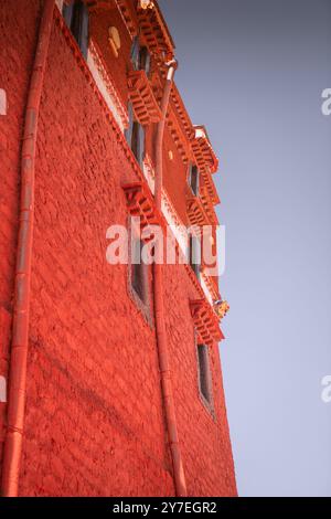 Murs rouges du Palais du Potala est la plus haute altitude du monde, un bâtiment qui intègre palais, châteaux et monastères. C'est aussi le plus grand an Banque D'Images