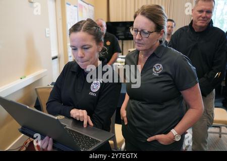 Deanne Criswell, administratrice de la FEMA, rencontre les équipes qui ont répondu à l'ouragan Helene à Petersburg, en Floride, le 28 septembre 2024. (ÉTATS-UNIS) Banque D'Images