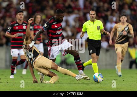 29 septembre 2024, Rio de Janeiro, Rio de Janeiro, Brésil : RIO DE JANEIRO, BRÉSIL - SEPTEMBRE 29 : GERSON de Flamengo combat pour le ballon lors du match entre Flamengo et Athletico Paranaense dans le cadre de Brasileirao 2024 au stade Maracana le 29 septembre 2024 à Rio de Janeiro, Brésil. (Crédit image : © Ruano Carneiro/ZUMA Press Wire) USAGE ÉDITORIAL SEULEMENT! Non destiné à UN USAGE commercial ! Banque D'Images