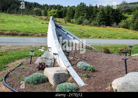 Vieux bateau en bois abandonné abandonné réutilisé comme bac de plantation à lance Cove sur l'île Bell, Terre-Neuve-et-Labrador, Canada Banque D'Images