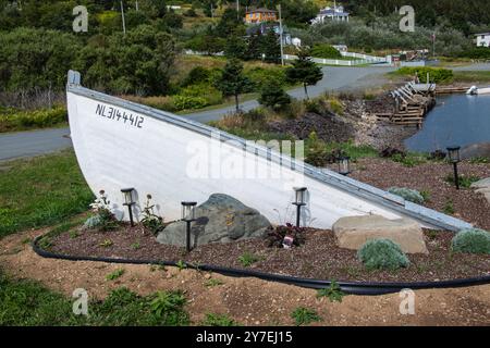 Vieux bateau en bois abandonné abandonné réutilisé comme bac de plantation à lance Cove sur l'île Bell, Terre-Neuve-et-Labrador, Canada Banque D'Images
