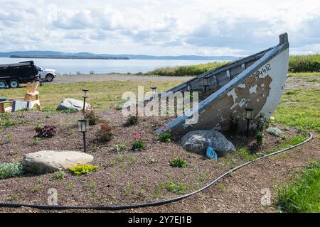 Vieux bateau en bois abandonné abandonné réutilisé comme bac de plantation à lance Cove sur l'île Bell, Terre-Neuve-et-Labrador, Canada Banque D'Images