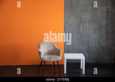 Fauteuil léger à l'intérieur d'un bureau orange Banque D'Images