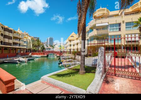 Vue sur le canal et le pont dans la marina de Puerto. Benalmadena, Andalousie, Espagne Banque D'Images