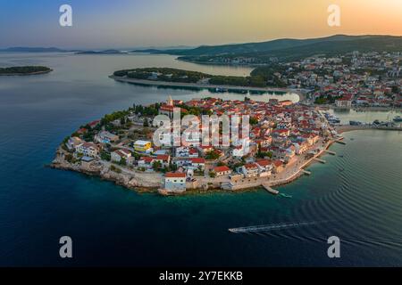 Primosten, Croatie - vue aérienne de la péninsule de Primosten, réunissant l'église de George et la vieille ville par un matin d'été ensoleillé en Dalmatie, Croatie. Bleu et gol Banque D'Images