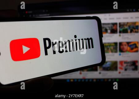 Bandung, Java occidental, Indonésie. 30 septembre 2024. Dans cette illustration photo, un téléphone portable avec le logo du service d'abonnement de streaming vidéo YouTube Premium est vu devant le site Web de l'entreprise. (Crédit image : © Algi Febri Sugita/ZUMA Press Wire) USAGE ÉDITORIAL SEULEMENT! Non destiné à UN USAGE commercial ! Banque D'Images