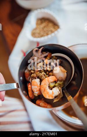 soupe de plaque de feu de joie avec des produits de la mer avec du pain comme fond Banque D'Images