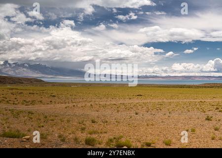 Vue imprenable sur le lac et les dunes de sable pendant le chemin de la kora rituelle (yatra) autour du mont sacré Kailash. Paysage Ngari dans l'ouest du Tibet. Lieu sacré Banque D'Images