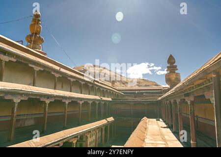 Baiju Temple est le temple principal à Xigaze, Tibet, Chine. Ciel bleu avec espace de copie Banque D'Images