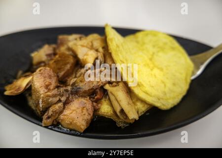 Détail d'une tapa de calmars avec des pommes de terre, cuisine typiquement espagnole Banque D'Images