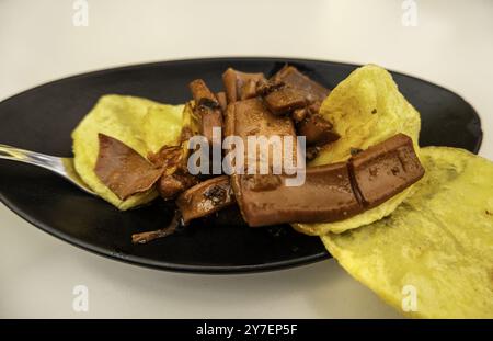 Détail d'une tapa de calmars avec des pommes de terre, cuisine typiquement espagnole Banque D'Images