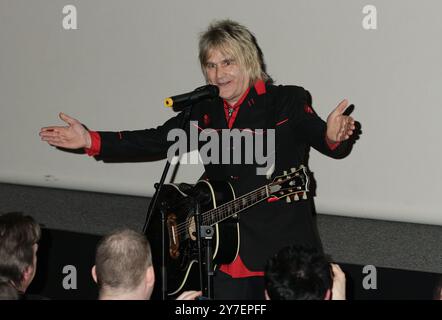 Photo du dossier datée du 12/03/13 de Mike Peters, leader du groupe gallois The Alarm, en rémission d'un cancer agressif grâce à un essai de drogue du NHS. La rock star, qui a été forcée d'annuler une tournée américaine plus tôt cette année après avoir été diagnostiquée avec un lymphome à croissance rapide, a reçu le All-Clear suite à une thérapie expérimentale au Christie NHS Foundation Trust à Manchester. Date d'émission : lundi 30 septembre 2024. Banque D'Images