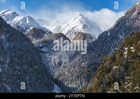 Sommets enneigés dans les alpes Banque D'Images