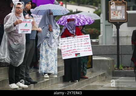 Harrisburg, États-Unis. 29 septembre 2024. Les manifestants tiennent des pancartes pendant le rassemblement « All Out for Lebanon » au Capitole de l'État de Pennsylvanie. Llah Charity et la Harrisburg Palestine Coalition ont organisé le rassemblement en réponse aux récentes attaques israéliennes contre le Liban. Crédit : SOPA images Limited/Alamy Live News Banque D'Images