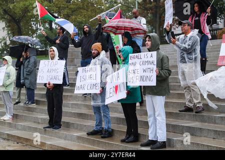 Harrisburg, États-Unis. 29 septembre 2024. Les manifestants tiennent des pancartes pendant le rassemblement « All Out for Lebanon » au Capitole de l'État de Pennsylvanie. Llah Charity et la Harrisburg Palestine Coalition ont organisé le rassemblement en réponse aux récentes attaques israéliennes contre le Liban. Crédit : SOPA images Limited/Alamy Live News Banque D'Images