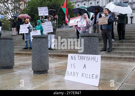 Harrisburg, États-Unis. 29 septembre 2024. Les manifestants tiennent des pancartes pendant le rassemblement « All Out for Lebanon » au Capitole de l'État de Pennsylvanie. Llah Charity et la Harrisburg Palestine Coalition ont organisé le rassemblement en réponse aux récentes attaques israéliennes contre le Liban. Crédit : SOPA images Limited/Alamy Live News Banque D'Images