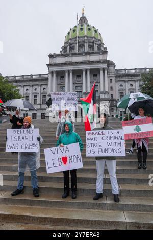 Harrisburg, États-Unis. 29 septembre 2024. Les manifestants tiennent des pancartes pendant le rassemblement « All Out for Lebanon » au Capitole de l'État de Pennsylvanie. Llah Charity et la Harrisburg Palestine Coalition ont organisé le rassemblement en réponse aux récentes attaques israéliennes contre le Liban. Crédit : SOPA images Limited/Alamy Live News Banque D'Images