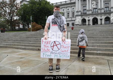 Harrisburg, États-Unis. 29 septembre 2024. Un manifestant tient une pancarte pendant le rassemblement « All Out for Lebanon » au Capitole de Pennsylvanie. Llah Charity et la Harrisburg Palestine Coalition ont organisé le rassemblement en réponse aux récentes attaques israéliennes contre le Liban. Crédit : SOPA images Limited/Alamy Live News Banque D'Images