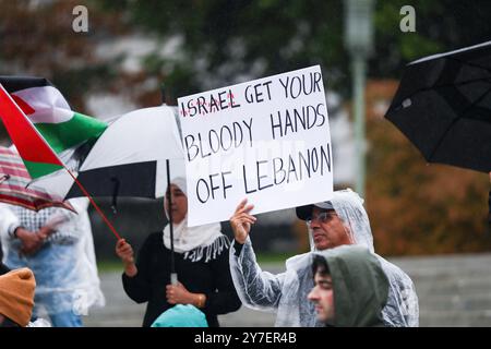 Harrisburg, États-Unis. 29 septembre 2024. Un manifestant tient une pancarte pendant le rassemblement « All Out for Lebanon » au Capitole de Pennsylvanie. Llah Charity et la Harrisburg Palestine Coalition ont organisé le rassemblement en réponse aux récentes attaques israéliennes contre le Liban. Crédit : SOPA images Limited/Alamy Live News Banque D'Images