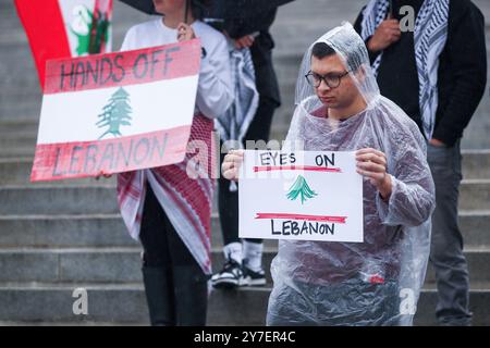 Harrisburg, États-Unis. 29 septembre 2024. Les manifestants tiennent des pancartes pendant le rassemblement « All Out for Lebanon » au Capitole de l'État de Pennsylvanie. Llah Charity et la Harrisburg Palestine Coalition ont organisé le rassemblement en réponse aux récentes attaques israéliennes contre le Liban. Crédit : SOPA images Limited/Alamy Live News Banque D'Images