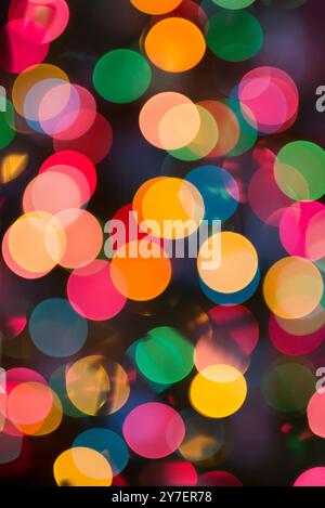 Photographie bokeh floue de lumières colorées d'un arbre de Noël Banque D'Images