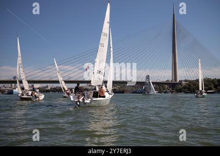 Serbie, 28 septembre 2024 : une régate de voile de Micro Class a eu lieu sur la Save à Belgrade Banque D'Images