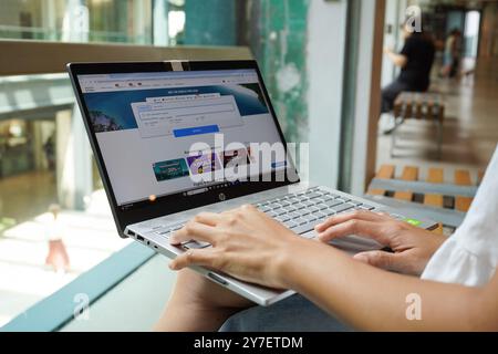 Chine. 29 septembre 2024. Dans cette illustration photo, Une femme navigue sur le site Web d'Agoda sur son ordinateur portable, pour vérifier le prix du billet d'avion et de l'hôtel. (Photo de Serene Lee/SOPA images/SIPA USA) *** strictement à des fins éditoriales *** crédit : SIPA USA/Alamy Live News Banque D'Images