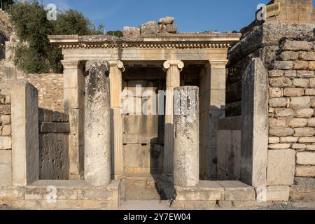 Bibliothèque Celsus dans l'ancienne ville d'Éphèse avec sa vue magnifique dans les musées de nuit Banque D'Images