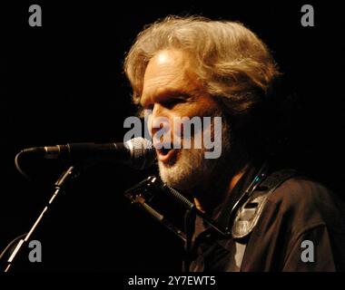 Dossier photo datée du 17/6/2005 du chanteur et acteur Kris Kristofferson, lauréat d'un Grammy, décédé à l'âge de 88 ans. La star de la musique country américaine est décédée «paisiblement» à son domicile à Maui, Hawaï samedi entouré de sa famille, a confirmé un représentant. Date d'émission : lundi 30 septembre 2024. Banque D'Images