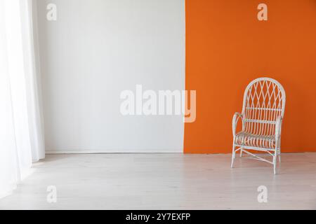 Fauteuil léger à l'intérieur d'un bureau orange Banque D'Images