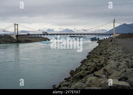 La plage de Diamant et la lagune glaciaire de Jökulsárlón en Islande un jour d'été Banque D'Images