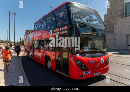 Lisbonne, Portugal - 8 septembre 2024 : Un bus à impériale rouge vif est garé, prêt pour les touristes à explorer la ville. Banque D'Images
