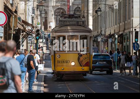 Lisbonne, Portugal - 8 septembre 2024 : Tram vintage numéro 28, voyageant à travers le quartier de l'Alfama à Lisbonne. Banque D'Images