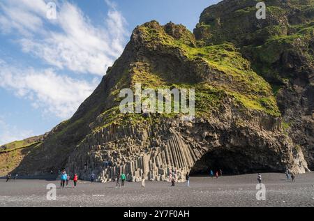 La plage de sable noir Reynisfjara en Islande pendant l'été Banque D'Images