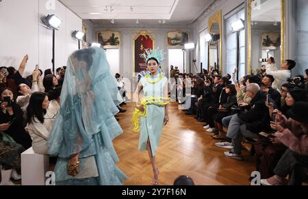 Paris, France. 29 septembre 2024. Des mannequins présentent des créations dans le cadre d’un défilé de costumes de la dynastie Zhou (1046-256 av. J.-C.) lors du 2e festival de mode et de culture sino-française au centre culturel chinois à Paris, France, le 29 septembre 2024. Le festival a lieu du 27 septembre au 3 octobre. Crédit : Gao Jing/Xinhua/Alamy Live News Banque D'Images