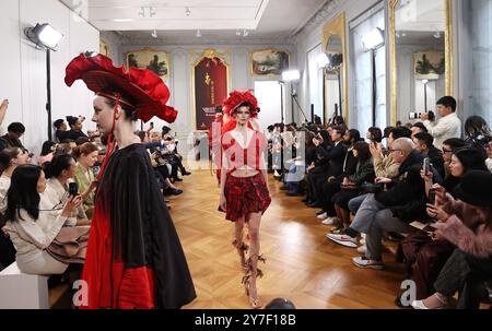 Paris, France. 29 septembre 2024. Des mannequins présentent des créations dans le cadre d’un défilé de costumes de la dynastie Zhou (1046-256 av. J.-C.) lors du 2e festival de mode et de culture sino-française au centre culturel chinois à Paris, France, le 29 septembre 2024. Le festival a lieu du 27 septembre au 3 octobre. Crédit : Gao Jing/Xinhua/Alamy Live News Banque D'Images