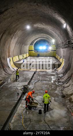 Prague, République tchèque. 27 septembre 2024. Construction de la ligne de métro d à Prague, République tchèque, le 30 septembre 2024. Tunnel technologique de service à la gare de Pankrac. Crédit : vit Simanek/CTK photo/Alamy Live News Banque D'Images