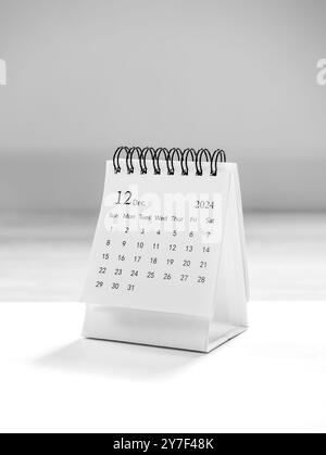 Décembre 2024 page de petit calendrier de bureau pour plan et rappel isolé sur fond blanc, style vertical. Simple planificateur 12ème mois, pour les affaires Banque D'Images