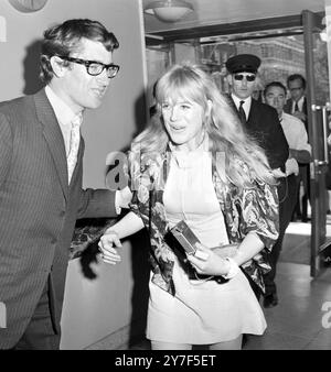 Marianne Faithfull petite amie du chanteur des Rolling Stones Mick Jagger lors d'une conférence de presse que Jagger a donnée à Soho après que lui et Keith Moon aient été libérés des peines de prison pour drogue par le Lord Chief Justice Lord Parker et les tribunaux. 1er juillet 1967 Banque D'Images