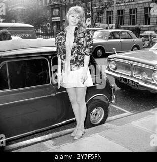 Marianne Faithfull petite amie du chanteur des Rolling Stones Mick Jagger lors d'une conférence de presse que Jagger a donnée à Soho après que lui et Keith Moon aient été libérés des peines de prison pour drogue par le Lord Chief Justice Lord Parker et les tribunaux. 1er juillet 1967 Banque D'Images